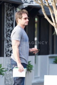 2018/01/02 - David Duchovny pick up book from the store 87e937706188603