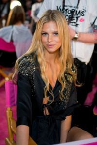 Nadine Leopold A5002d1026505124