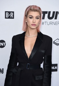 Hailey Baldwin 21427c897724094