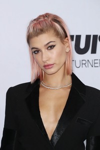 Hailey Baldwin 37e5f8897723994