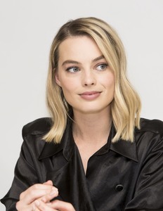 Margot Robbie 5d37eb902562724