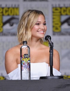 Olivia Holt Ae7222925022304