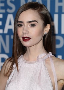 Lily Collins 94e077902531644