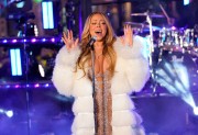 Мэрайя Кэри (Mariah Carey) Performs at the Dick Clark's New Year's Rockin' Eve with Ryan Seacrest (New York, December 31, 2017) Bdb39d707527193