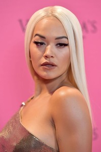 Rita Ora     - Sayfa 2 Bbee741027706274