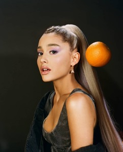 Ariana Grande 17545e894104634