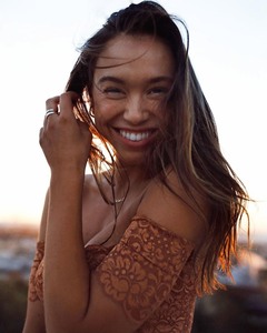 Alexis Ren Abe0fb1009281064