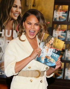 Chrissy Teigen D2194f986582624