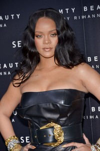 Rihanna            7b8d6b930828044