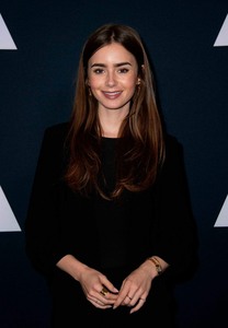 Lily Collins 5072f21026996384