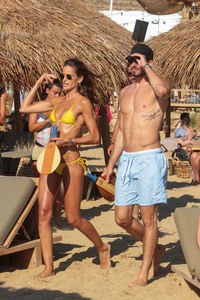 Izabel Goulart  B98737921796434