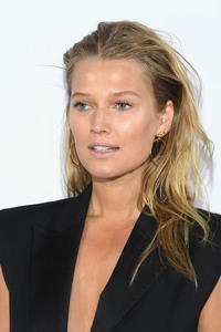 Toni Garrn Af8f94989013044