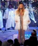 Мэрайя Кэри (Mariah Carey) Performs at the Dick Clark's New Year's Rockin' Eve with Ryan Seacrest (New York, December 31, 2017) Bc7f86707527873