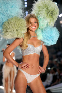 Toni Garrn Ed815f1026487074