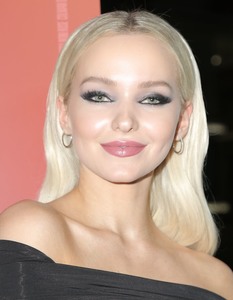 Dove Cameron Df4175973679034