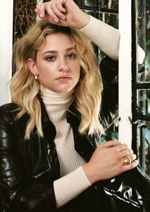 Lili Reinhart  Ea739b993751434