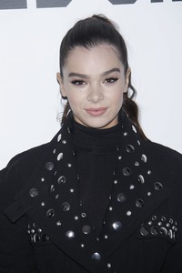 Hailee Steinfeld 5e433c902378004