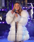 Мэрайя Кэри (Mariah Carey) Performs at the Dick Clark's New Year's Rockin' Eve with Ryan Seacrest (New York, December 31, 2017) 604b6d707527393