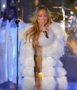 Мэрайя Кэри (Mariah Carey) Performs at the Dick Clark's New Year's Rockin' Eve with Ryan Seacrest (New York, December 31, 2017) D6e345707528323