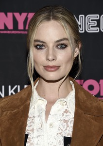 Margot Robbie D9d390902560744