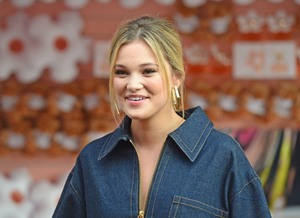 Olivia Holt 9cfa61899485074