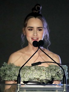 Lily Collins 520c4f1007552804