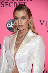 Stella Maxwell  - Sayfa 2 70d7ba1050670894