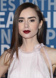 Lily Collins 643b52902531614