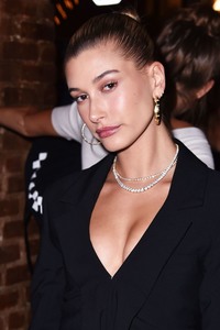 Hailey Baldwin 9315a9894091954