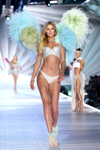 Toni Garrn 7c48f91026486884