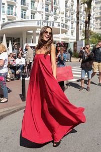 Izabel Goulart  C050c8898402964