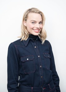 Margot Robbie E85032902559594