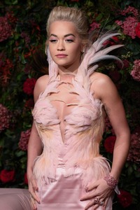 Rita Ora     - Sayfa 2 3f4d5f1037558254