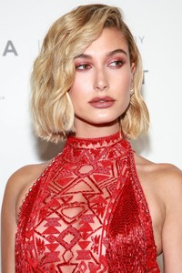 Hailey Baldwin 768ec1944401684