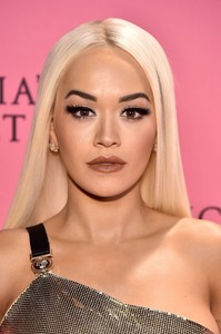 Rita Ora     - Sayfa 2 Cc3b0a1027706194