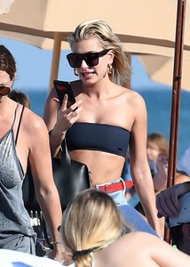 Hailey Baldwin 92f058904408864