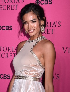 Kelly Gale 6c7af0905003354