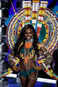 Leomie Anderson F3cf86905025824