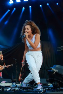 Ella Eyre               350912937851894