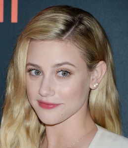 Lili Reinhart  Da13cc983658524