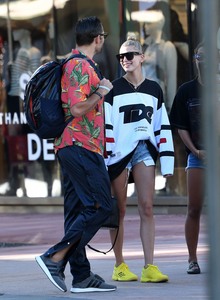 Hailey Baldwin 8c0523904408254