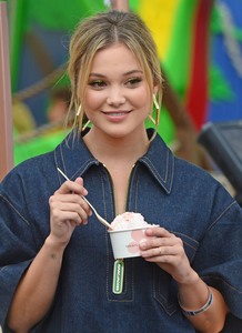 Olivia Holt 7e7f3c899485174