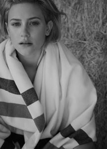 Lili Reinhart  Aab5be997050864