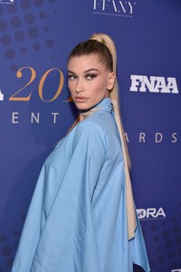 Hailey Baldwin De859a904406834