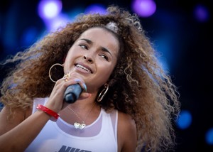 Ella Eyre               82a2d8937852054