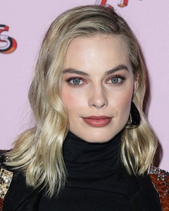 Margot Robbie 8c0371902565814