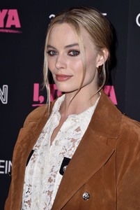 Margot Robbie 385a47902560804