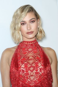 Hailey Baldwin E03786944402194