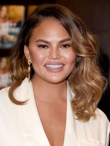 Chrissy Teigen B676e4986582664