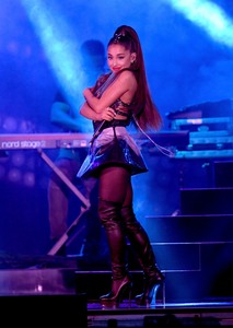 Ariana Grande 5dcddc894618874